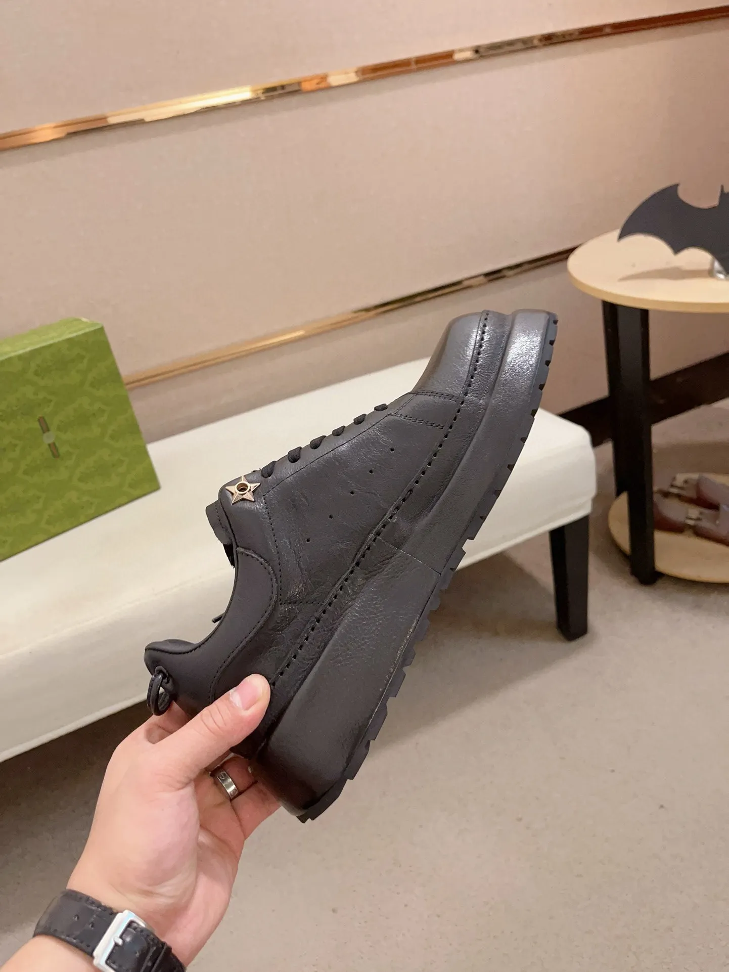 Men's shoes 💰: 680💰 Gucci (Gucci) new men's shoes, sold simultaneously on the official website, made from original orders, uppers made of first-layer cowhide, purely handmade craftsmanship 🌈 High-end first-layer genuine leather lining, original non-slip and wear-resistant outsole, fashionable and versatile, standard size .37-44. Can be customized 45-46